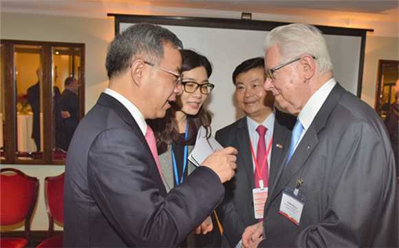 Hu Chunhua meets with chairman of GPHL and CEO of WBA