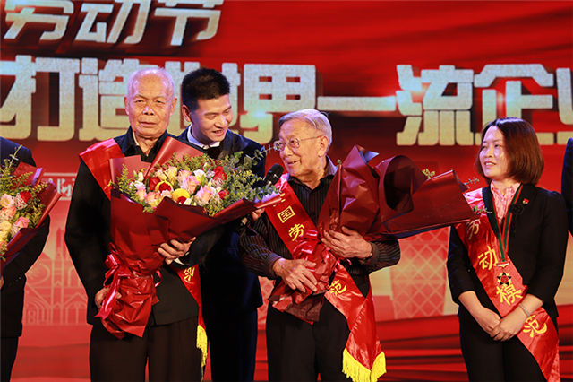 全国劳模郑尧新接受访谈_副本.jpg