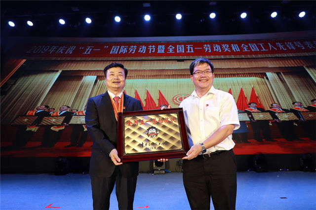 市总工会常务副主席李德球向广药集团党委书记、董事长李楚源转授全国五一劳动奖状_副本.jpg