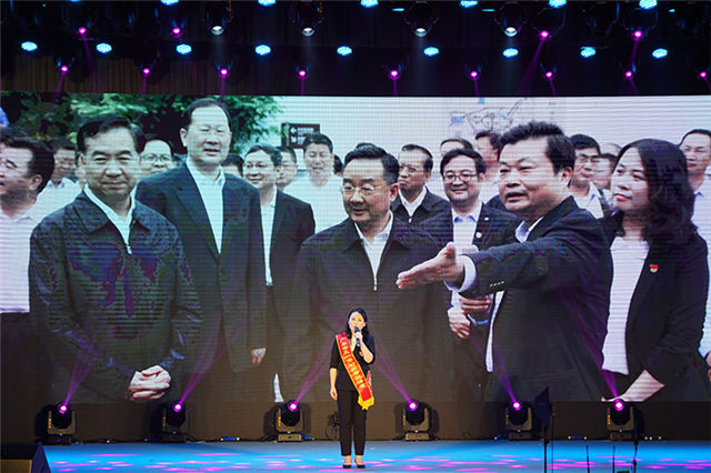 和黄-讲叙 《引领》 杨尚智摄1_副本.jpg